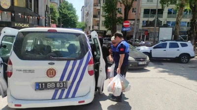 Vatandaşların duyguları ile oynadı, topladığı paralarla aldığı malzemelerle taksi beklerken yakalandı
