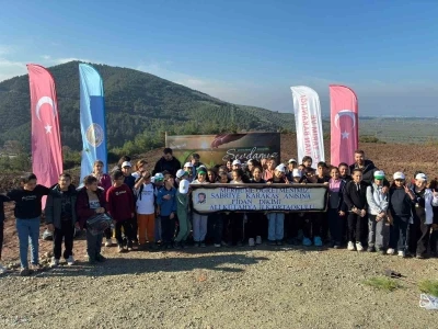 Vefat eden öğretmenleri için fidan diktiler
