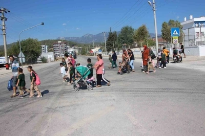 Veliler üst geçit için toplanıp çağrı yaptı

