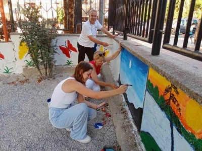 Veliler ve öğretmenler el ele verdi okul güzelleşti
