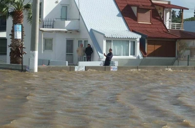 Venedik değil Balıkesir: Deniz kabardı evler sular i&ccedil;inde kaldı
