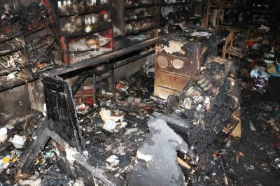 Veresiye alamadığı için bakkalı ateşe verdi
