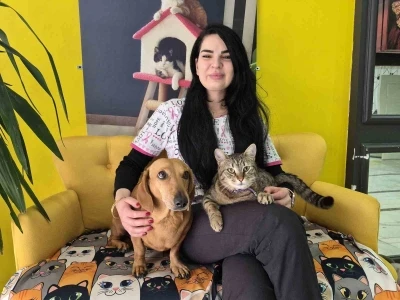 Veteriner kliniğindeki kedi ve k&ouml;pek arasındaki ilgin&ccedil; dostluk
