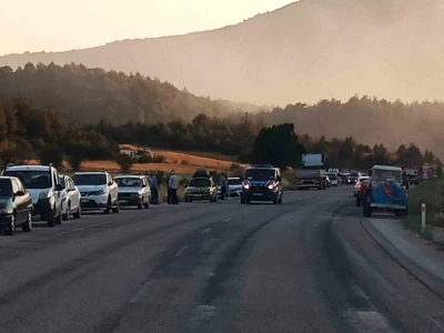 Vezirhan-G&ouml;lpazarı karayolu orman yangını nedeniyle trafiğe kapatıldı
