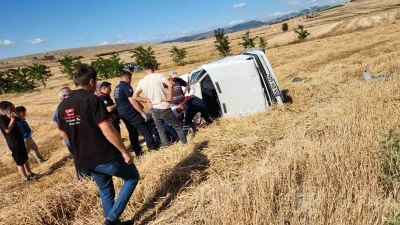 Vezirk&ouml;pr&uuml;&rsquo;de otomobil tarlaya u&ccedil;tu: 2 yaralı
