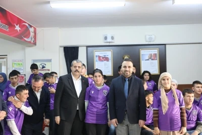 Vezirk&ouml;pr&uuml;&rsquo;de &ouml;zel &ouml;ğrencilere Samsunspor forması s&uuml;rprizi
