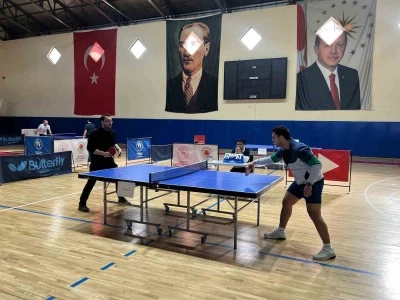 Vezirk&ouml;pr&uuml;&rsquo;de sağlık &ccedil;alışanları masa tenisi turnuvası
