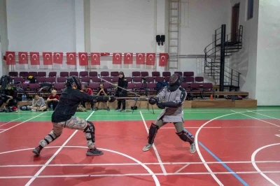 Video oyunu merakı baba-oğlu kılıç sporunda buluşturdu
