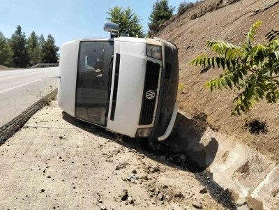 Viraja hızlı giren minibüs şarampole devrildi: 1 yaralı
