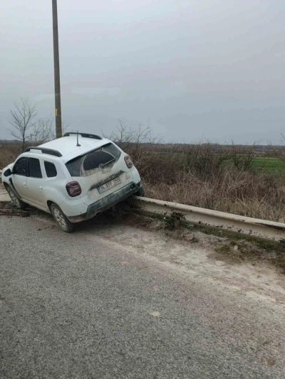 Virajı alamayan ara&ccedil; bariyerlere &ccedil;ıktı
