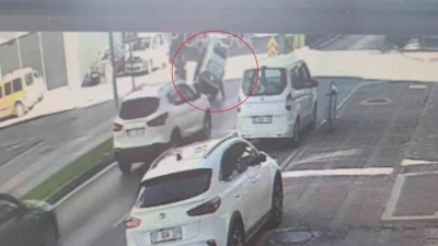 Virajı alamayan elektrikli bisiklet devrildi: 2 yaralı
