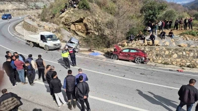 Virajı alamayan kamyon 2 otomobili bi&ccedil;ti: 1 &ouml;l&uuml;, 3 yaralı

