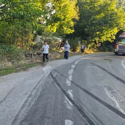 Virajı alamayan minibüs devrildi: 2 yaralı
