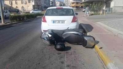 Virajı alamayan motosiklet park halindeki otomobile çarptı: 1 yaralı
