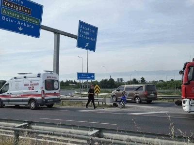 Virajı alamayan motosiklet s&uuml;r&uuml;c&uuml;s&uuml; bariyere &ccedil;arptı
