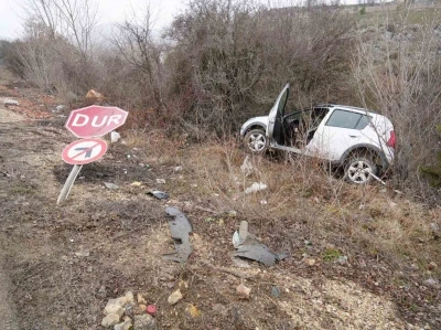 Virajı alamayan otomobil ağa&ccedil;lara &ccedil;arparak durabildi: 3 yaralı
