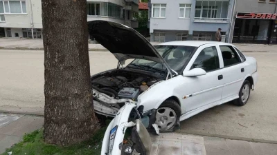 Virajı alamayan otomobil, kaldırımda ağaca &ccedil;arptı
