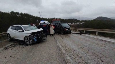 Virajı alamayan otomobil minib&uuml;sle kafa kafaya &ccedil;arpıştı: 4 yaralı
