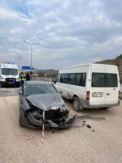 Virajı alamayan otomobil park halindeki araca &ccedil;arptı: 3 yaralı
