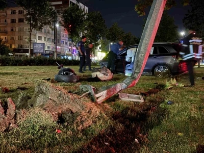 Virajı alamayan SUV tarzı ara&ccedil; aydınlatma direğini yerinden s&ouml;kt&uuml;: 1 yaralı

