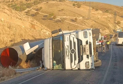 Virajı alamayan tır devrildi
