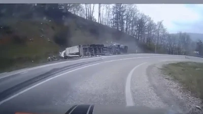 Virajı alamayan tır devrildi, s&uuml;r&uuml;c&uuml; yaralandı: Kaza anı kamerada
