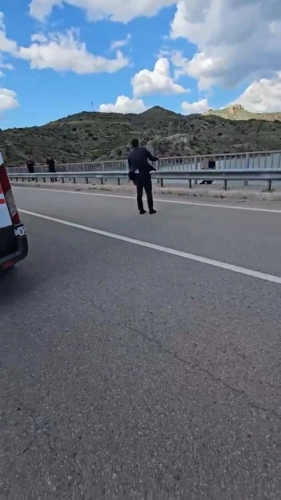 Viyad&uuml;kten atlamak isteyen şahsı kaymakam ikna etti
