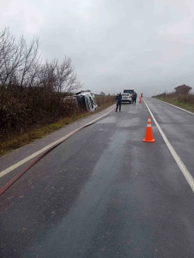 Vize-Soğucak K&ouml;y&uuml; yolunda petrol tankeri devrildi
