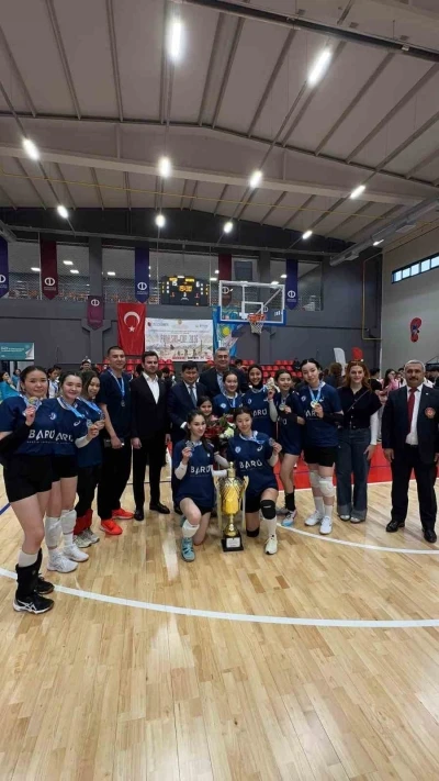 Voleybol turnuvasında Kazakistanlı &ouml;ğrenciler şampiyon oldu.
