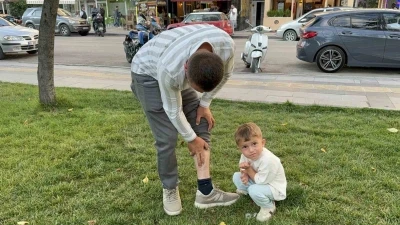 V&uuml;cuduna tutunan kene ile y&uuml;z&uuml;k takma merasimine katılan besici, tehlikeyi hi&ccedil;e sayarak "Keneyi besiye aldık" dedi
