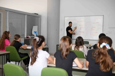 Yabancı üniversite öğrencilerinden Osmangazili çocuklara İngilizce eğitimi
