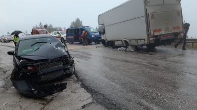 Yağış kazayı beraberinde getirdi: Karavan otomobille çarpıştı
