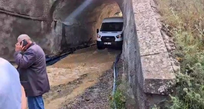 Yağış sonrası alt ge&ccedil;idi su bastı, minib&uuml;s i&ccedil;indekilerle birlikte mahsur kaldı

