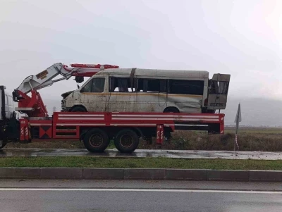Yağış sonrası kayganlaşan yolda taklalar atan transit hurdaya d&ouml;nd&uuml;: 2 yaralı
