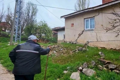 Yağış sonrası toprak kaydı, 9 yapı zarar g&ouml;rd&uuml;

