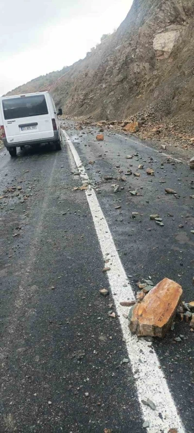 Yağış sonrası yola, taş ve kaya parçaları düştü
