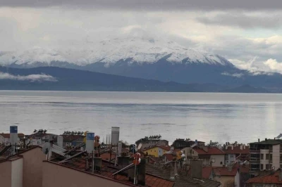 Yağışlar Anamas&rsquo;ın zirvesini beyazlattı
