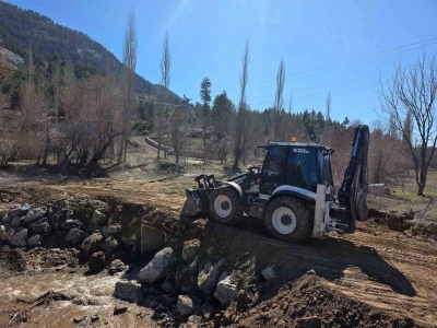 Yağışlar sonrası kapanan yol yeniden ulaşıma a&ccedil;ıldı
