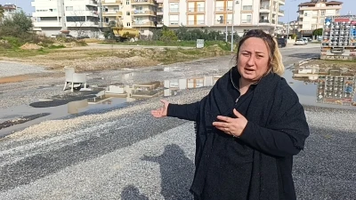 Yağışların sebep olduğu yoldaki &ccedil;ukura koltuklu &ouml;nlem
