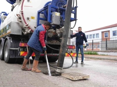 Yağışlarla birlikte mazgallar temizleniyor
