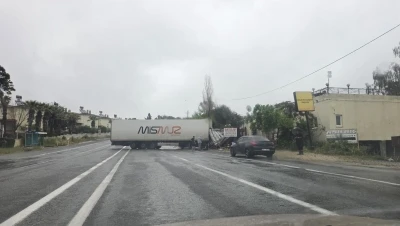 Yağışlı hava kazayı getirdi: Kontrolden &ccedil;ıkan tır karşı şeride ge&ccedil;ti
