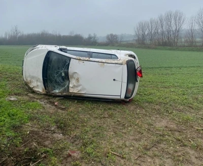 Yağışlı havada s&uuml;r&uuml;c&uuml;s&uuml;n&uuml;n kontrol&uuml;nden &ccedil;ıkan otomobil tarlaya u&ccedil;tu
