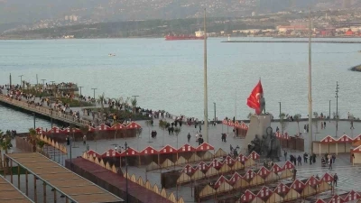 Yağışlı havanın son bulmasını fırsat bilen vatandaşlar İskenderun Sahili&rsquo;ne akın etti
