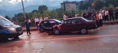 Yağışlı yolda iki otomobil &ccedil;arpıştı: 4 yaralı
