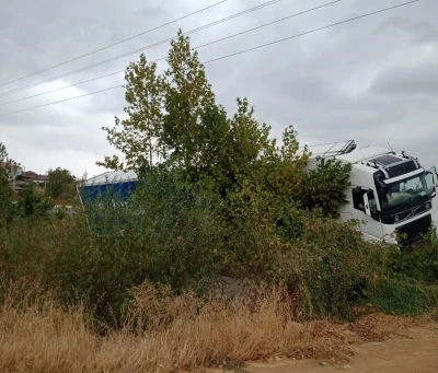 Yağışta yoldan çıkan tır şarampole girdi
