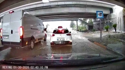 Yağmur, Adana&rsquo;yı fel&ccedil; etti: Hortum oluştu, ara&ccedil;lar yolda mahsur kaldı

