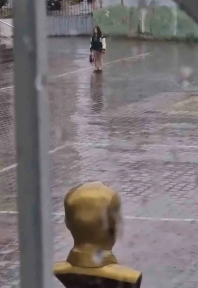 Yağmur altında İstiklal Marşı’na eşlik eden öğrenci duygulandırdı
