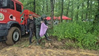 Yağmur &ccedil;amur demeden ormanda &ccedil;&ouml;p topladılar
