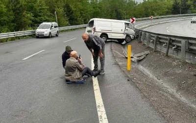 Yağmur Kazayı Getirdi: Hafif Ticari Ara&ccedil; Kontrolden &Ccedil;ıktı, S&uuml;r&uuml;c&uuml; Camdan Fırladı

