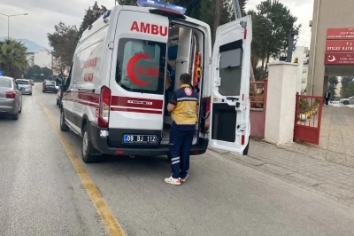 Yağmur nedeniyle ıslanan yolda kayan motosikletli yaralandı
